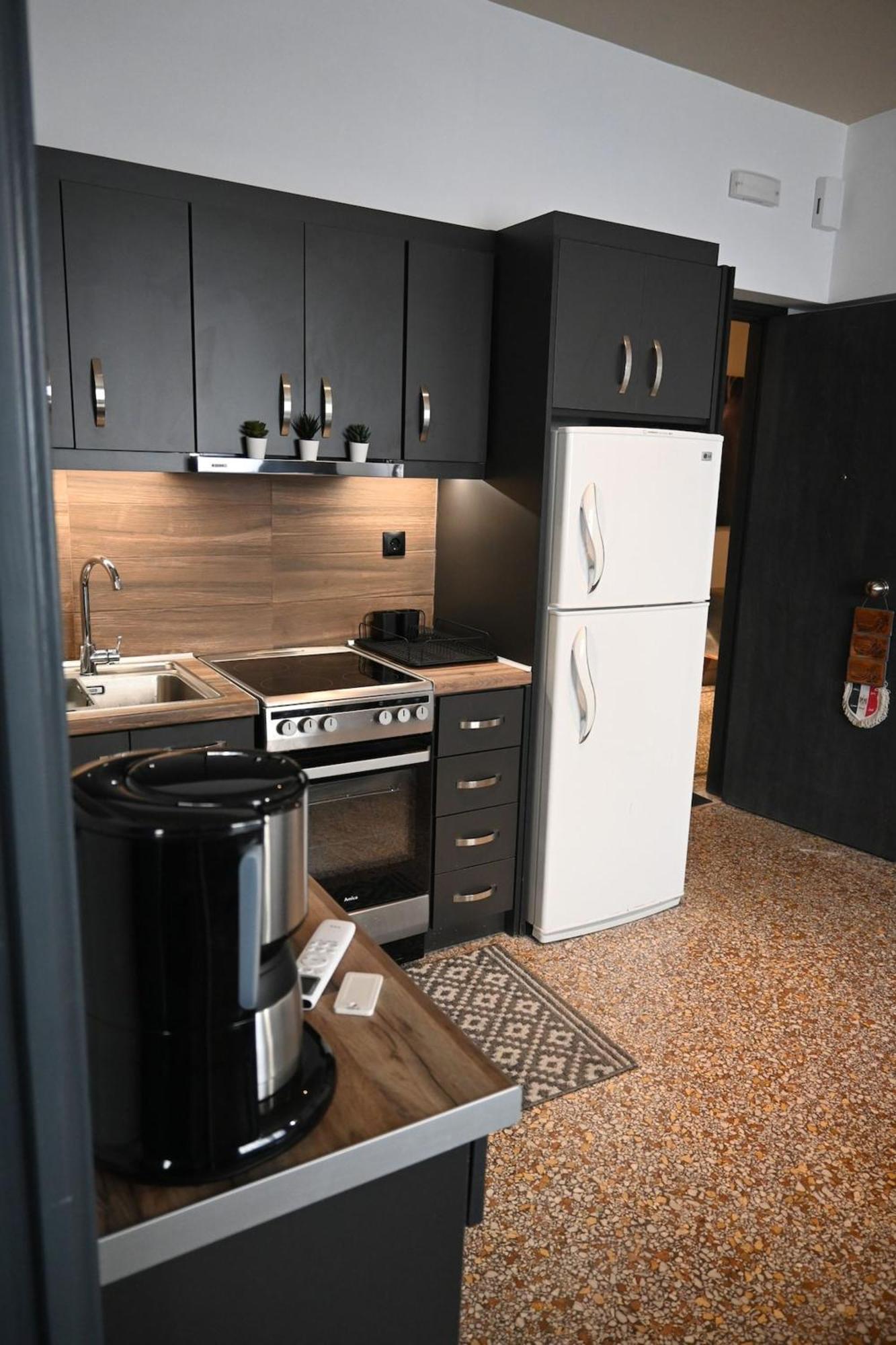 Haris 303 Apartment By Vpn Accomodation Aten Exteriör bild